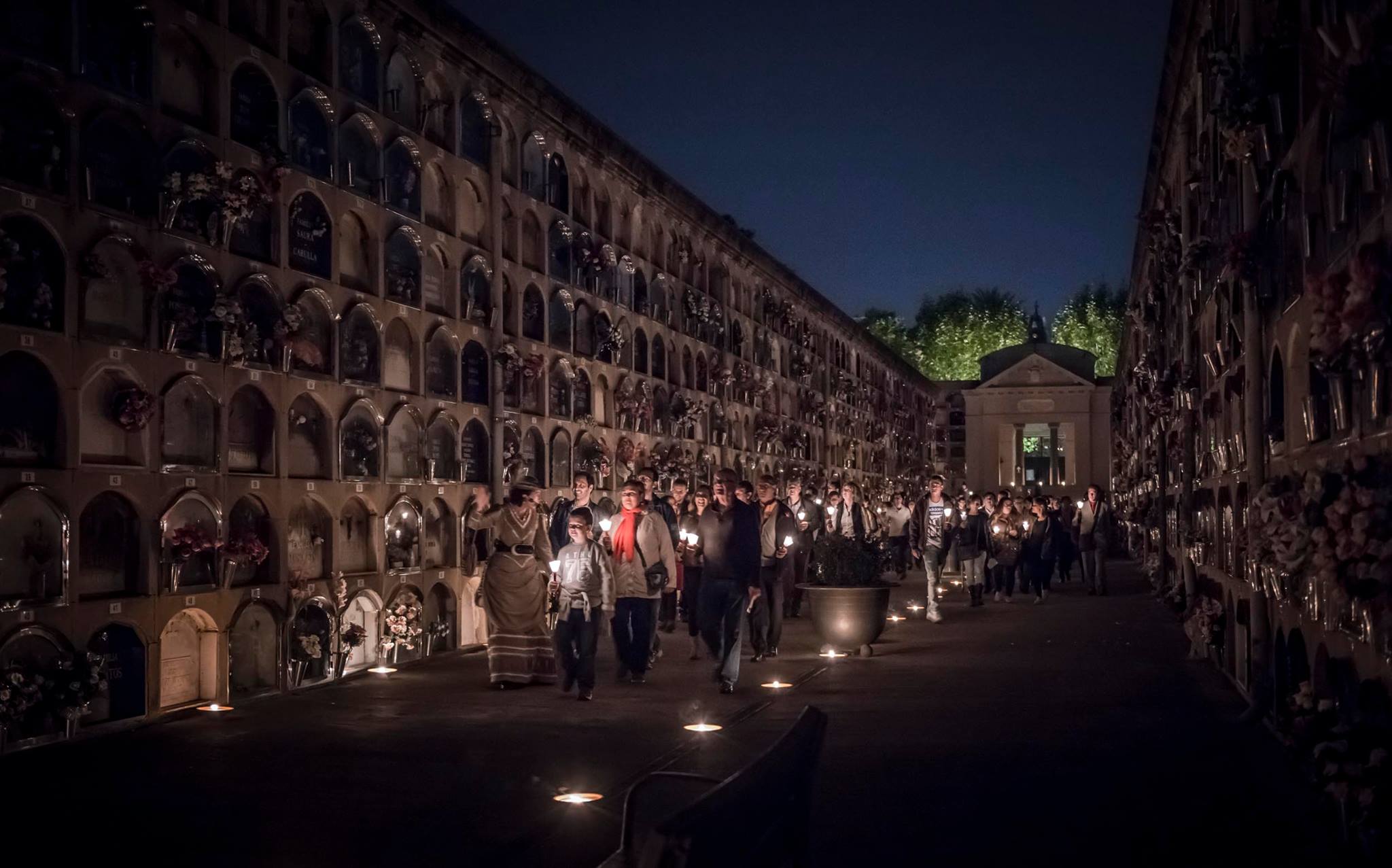 Cementiris de Barcelona vuelve a realizar una excepcional visita cultural nocturna en Montjuïc